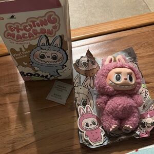 Exciting macaron (lychee berry)